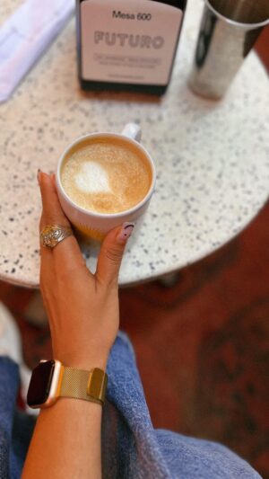 Lenita Oliver Instagram - Está comigo mesma, um bom lugar pra ler um livro e tomar um bom café ☕️ 

Tem um valor enorme esses momentos e um gosto saboroso !