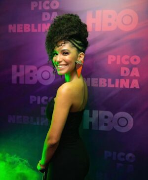 Lenita Oliver Instagram - Declaro meu GRANDE AMOR pelo CINEMA NACIONAL !

Mesmo achando que a prática e a conduta está longe de ser a ideaL dentro dessa indústria, me orgulho de fazer parte disso … Sem Romantizar ! 

Agradeço a cada um que pude trocar, contribuir com todas essas histórias, gente tô contando aqui viu, foi muito chão até aqui … muita coisa do início da minha carreira, lá atrás na minha Terrinha Recife- PE eu não sei se vocês sabem, comecei com Teatro, Maracatu e por aí vai … muita arte, muitos processos, muito preparo pra doar meu ser e ajudar a contar todas essas histórias, todas com sua importância, 
sua mensagem política e necessária, pra transformar, questionar, emocionar, Hoje e cada dia que passa, afirmo com todas as forças, todos os dias mesmo com tantas dificuldades, sem concordar com muitas coisas, 
EU NASCI PRA ISSO, sair do meu chão pra buscar meu lugar nesse mundão, foram tantas histórias nessa montanha russa 🎢 que é viver de arte, até aqui … 

Agradeço a confiança, o incentivo e fico feliz em poder contribuir com cada uma dessas histórias!
Asé 🍃✨

#cinemanacional #cinematography #actress #movie #moviescenes #blackgirlmagic