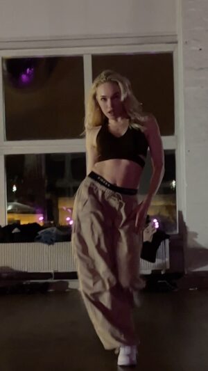 Lenita Susi Instagram - I still can’t get over this choreography! It’s so good 🔥🔥🔥

DC: @performxdance