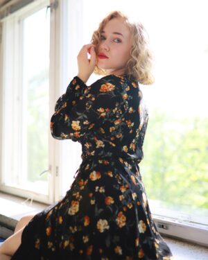Lenita Susi Instagram - I love to wear clothes that make me feel feminine, powerful and beautiful. Clothes that don’t leave horrible carbon footprint behind. I bought this dress second hand from PréPorté and it’s made by a Finnish company Andiata. They make timeless quality clothes and value sustainable development. 🌿

Dress: Calynda from @andiataofficial 
@preportesecondhand

Edit:
I realised it was Blackout Tuesday after posting this photo. I’m so terribly sorry! ⬛️ Keskiviikkona 3.6. Helsingissä on rasismin vastainen mielenosoitus. Osallistu! Klo 17.00 Senaatintorilla.

Ote yle.fi julkaisusta: – Haluamme myös tuoda esiin Suomessa tapahtuvaa rasismia sekä jatkuvaa syrjintää, ja puhua siitä, kuinka tämän protestin syy koskee myös suomalaisia, tapahtumaa järjestämässä mukana oleva Emma Kärkkäinen kertoo sähköpostitse.