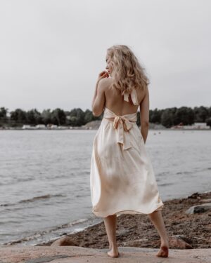 Lenita Susi Instagram - Ihana @photos_by_kariliis otti musta kuvia viime syksynä ja näistä tuli niin hyviä! @sjumakeup teki mun meikin ja hiukset 😍 oli ihana päästä meren äärelle tanssahtelemaan kameran eteen vuoden viimeisenä lämpimänä viikonloppuna. Alun perin mun ajatuksena oli kastautua myös veteen, mutta vesi oli jo sen verran kylmää että jänistin 😄

Wonderful @photos_by_kariliis took some pictures of me last fall and I love the results! @sjumakeup did my makeup and hair 😍 It was so nice to have photos taken near the sea on the last warm weekend of the year. My first idea was to get in the water but the water was so cold that I chickened out 😄
