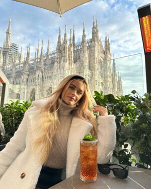 Lenka Konvičková Instagram - First time in Milano 🇮🇹 a pár věcí, který jsou pro mě záhadou:

1. Jaktože jsou všichni tak fit když jejich jídla obsahují tunu oleje, sacharidů a minimum bílkovin? 
2. Proč jedí nejvíce z celého dne až večer? 
3. Proč jsou zvyklí večeřet tak pozdě? 
4. Proč všichni kouří?
5. Proč je všude v restauracích čaj 2x dražší než kafe? 

Hahh znáte někdo odpovědi? Jinak Miláno bylo skvělý, nicméně když není mínus 4 tak má asi ještě lepší vibe 🌝 a doporučuju navštívit kurz výroby domácí pasty a tiramisu, to byla bomba @theitaliansecretkitchen ❤️ ostatní místa jsou označený na jednotlivých fotkách 🇮🇹
