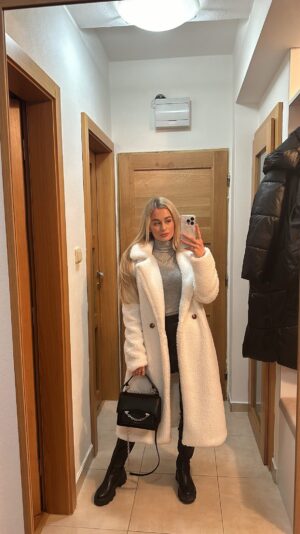 Lenka Konvičková Instagram - Taky máte vždy nějakou oblíbenou část songu, kterou si zpíváte i několik dní v kuse? 😅🎶