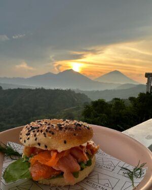 Lenka Konvičková Instagram - 1. Miluju 🌅
2. Raňajky s východem 🥹
3. Lovely ceny v takhle vyhlášené kavárně s výhledem (100 k rupií je 150 Kč) 
4. Pavoučci 🕷️
5. Psí útulek, vzala bych si je všechny 🐶
6. Smoothie every day 
7. Typický balijský jídlo v jejich warung = restaurace kam chodí jíst místní. Nevypadá to, ale bože to bylo tak dobře dochucený! A vyšlo to asi na 40 Kč 
8. Rainy season 🫠
9. 🗡️
10. Kokos every day 🥥