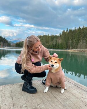 Lenka Konvičková Instagram - Matchy outfit s hafkem 🥹🐕 mikiny pro tebe i tvého miláčka najdeš na @dog.and.i.cz což je česká značka, která šije z vysoce kvalitních materiálů 🪡 Já už holkám psala ať začnou šít i tepláky, protože tak pohodlnou mikinu jsem na sobě dlouho neměla! No Nancy už takový nadšení nesdílí, ale s ní je to s oblíkáním kapitola sama o sobě 😂

Jinak s kódem LENKA15 tam máte 15% slevu na vše do konce března🫶🏼