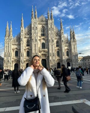 Lenka Konvičková Instagram - First time in Milano 🇮🇹 a pár věcí, který jsou pro mě záhadou:

1. Jaktože jsou všichni tak fit když jejich jídla obsahují tunu oleje, sacharidů a minimum bílkovin? 
2. Proč jedí nejvíce z celého dne až večer? 
3. Proč jsou zvyklí večeřet tak pozdě? 
4. Proč všichni kouří?
5. Proč je všude v restauracích čaj 2x dražší než kafe? 

Hahh znáte někdo odpovědi? Jinak Miláno bylo skvělý, nicméně když není mínus 4 tak má asi ještě lepší vibe 🌝 a doporučuju navštívit kurz výroby domácí pasty a tiramisu, to byla bomba @theitaliansecretkitchen ❤️ ostatní místa jsou označený na jednotlivých fotkách 🇮🇹
