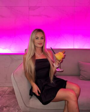 Lenka Konvičková Instagram - Všichni tu v ČR mrznem, tak je na čase připomenout si teplo ☀️