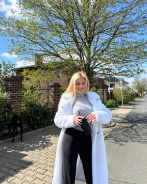 Lenka Konvičková Instagram - Pamatuju ty časy (asi 4 roky zpět) kdy jsem říkala, že vracející se zvonáče 🔔 se MĚ rozhodně týkat nebudou! 😄 no takže další ze série mých vět “nikdy neříkej nikdy” teď tenhle střih miluju. 

Na @lelosi mají tento model Relaxed Black Widow ve 3 variantách délky - zkrácené, klasické, prodloužené. Já si se svejma 160 cm vybrala zkrácené, ale měla jsem si vzít ty klasické, snesla bych je o něco delší 🙈 jinak materiál top top as usual ✨

Využít můžete i kód: LENKA20 (25.-27.4.) platí na vše kromě již zlevněného zboží, setů a dárkových karet. 

Jo a taky děkuji @don_sefuje za odbornou asistenci 🐶