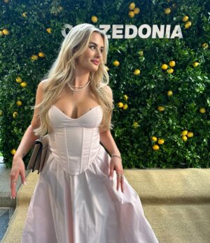 Lenka Konvičková Instagram - About Yesterday 💐 aneb roztrhaný džíny a extravagantní topy jsem taky jednou vyměnila za cute šaty 🎀