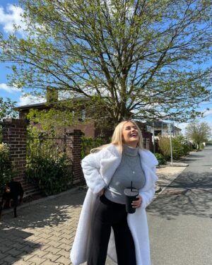 Lenka Konvičková Instagram - Pamatuju ty časy (asi 4 roky zpět) kdy jsem říkala, že vracející se zvonáče 🔔 se MĚ rozhodně týkat nebudou! 😄 no takže další ze série mých vět “nikdy neříkej nikdy” teď tenhle střih miluju. 

Na @lelosi mají tento model Relaxed Black Widow ve 3 variantách délky - zkrácené, klasické, prodloužené. Já si se svejma 160 cm vybrala zkrácené, ale měla jsem si vzít ty klasické, snesla bych je o něco delší 🙈 jinak materiál top top as usual ✨

Využít můžete i kód: LENKA20 (25.-27.4.) platí na vše kromě již zlevněného zboží, setů a dárkových karet. 

Jo a taky děkuji @don_sefuje za odbornou asistenci 🐶