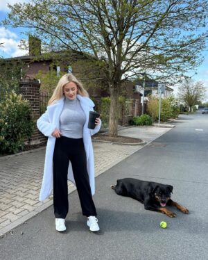 Lenka Konvičková Instagram - Pamatuju ty časy (asi 4 roky zpět) kdy jsem říkala, že vracející se zvonáče 🔔 se MĚ rozhodně týkat nebudou! 😄 no takže další ze série mých vět “nikdy neříkej nikdy” teď tenhle střih miluju. 

Na @lelosi mají tento model Relaxed Black Widow ve 3 variantách délky - zkrácené, klasické, prodloužené. Já si se svejma 160 cm vybrala zkrácené, ale měla jsem si vzít ty klasické, snesla bych je o něco delší 🙈 jinak materiál top top as usual ✨

Využít můžete i kód: LENKA20 (25.-27.4.) platí na vše kromě již zlevněného zboží, setů a dárkových karet. 

Jo a taky děkuji @don_sefuje za odbornou asistenci 🐶