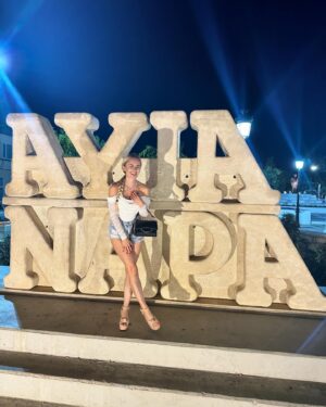 Lenka Konvičková Instagram - Všichni tu v ČR mrznem, tak je na čase připomenout si teplo ☀️