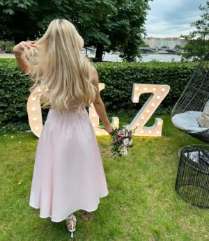 Lenka Konvičková Instagram - About Yesterday 💐 aneb roztrhaný džíny a extravagantní topy jsem taky jednou vyměnila za cute šaty 🎀