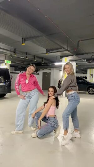 Lenka Konvičková Instagram - BEJBY! Máme pro vás taneční výzvu! 

🩷 Naučte se náš taneček, natočte ho a postněte 🖤
🩷 Nezapomeňte u videa označit @petra_benis & @lenka_konvickova & @tynkathedancer 
🩷 Přidejte #bejbytanecek 

Na vaše videa se podíváme, společně vybereme nejlepší a kdo vyhraje, bude mít možnost podílet se a natočit s námi další taneček 🩷 Po 18.1. vybíráme!

Ps.: není nutné, aby to byla trojice, můžete točit samostatně nebo ve dvou, čtyřech a tak dál, a nejen baby! 🖤

Jdete do toho?🩷