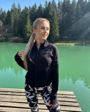 Lenka Konvičková Instagram - Po delší době mám pro vás slevový kód na @lelosi LENKA20 aktivní je 23.-25.3. 🌸

Na @lelosi najdete spoustu pohodlných kousků na jarní procházky 🌷

P.S. kód platí na vše kromě již zlevněného zboží, setů a dárkových karet