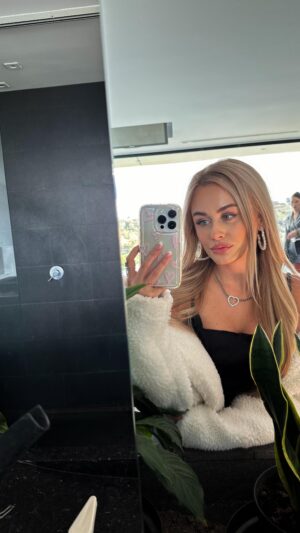Lenka Konvičková Instagram - Na tuhle písničku jsem narazila úplně náhodou někdy na podzim a od tý doby ji mi-lu-ju 🤍

Jmenuje se In The Sars - Sami Rose ✨