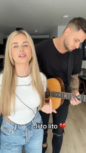 Lenka Konvičková Instagram - Při editaci nám došlo, že jsme si ke konci trochu upravili text, tak nám to odpusťte 🙈 MONA LISA od Sofiana nás baví 🔥🎶 

P.S. Poslechni si můj novej song KETTIE - Bittersweet game, najdeš ho na Spotify i Apple music 🔥