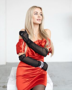 Lenka Konvičková Instagram - Guyyys přeji vám krásného Valentýna! Rozdávejte kolem sebe lásku ve všech jejích podobách a buďme na sebe hodný ❤️ Love you all