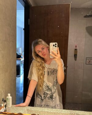 Lenka Konvičková Instagram - 1. Něžná květinka 🌼
2. Květinka s úpalem 🌼🧯
3. Opičky kradou telefony 🐒
4. Pecatu 🌊
5. Smahnutý ramena 🧯
6. Já 99% času 
7. Nejkrásnější západy v Canggu 🌅
8 - 9. Kouzelná @labrisabali ✨
10. Sníďa v instafriendly @copenhagen.bali 🍉
