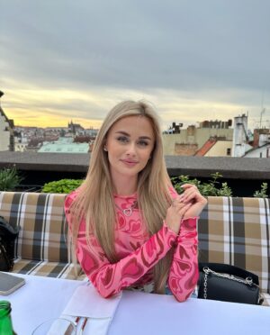 Lenka Konvičková Instagram - ✨Moje galerie lately✨
1. Vyfoť mě se západem a zubama
2. Vyfoť mě se západem bez zubů 
3. O Červené Karkulce 👧🏼
4. Miluju 🧡
5. Přišla ⚽️
6. A přinesla štěstí 🤓😄🍀
7. Kámoška 🐮
8. Kámoš 🐐
9. Poprvé na Majálesu 🎉
10. If you need to hear this today🤍