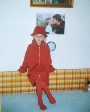 Lenka Konvičková Instagram - ✨Moje galerie lately✨
1. Vyfoť mě se západem a zubama
2. Vyfoť mě se západem bez zubů 
3. O Červené Karkulce 👧🏼
4. Miluju 🧡
5. Přišla ⚽️
6. A přinesla štěstí 🤓😄🍀
7. Kámoška 🐮
8. Kámoš 🐐
9. Poprvé na Majálesu 🎉
10. If you need to hear this today🤍