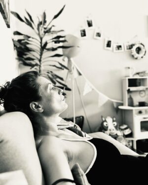 Lenka Zahradnická Instagram - Tahle fotka přesně vystihuje stav mých posledních asi deseti dní….
Fotku po finálovém spurtu do premiéry si pro zdraví všech raději nechám na památku:-).
Když jsem dostala nabídku hrát znovu na @shakespearovske_slavnosti skákala jsem radostí.
Skvělá parta, komedie, můj oblíbený režisér, vidina práce a co si budeme povídat i finanční odměny.
Ovšem lehce jsem vytěsnila noční zkoušky na hradě.
Jestli cíleně nevím, ale je tu jeden důležitý fakt: tenkrát mi bylo o devět let míň, neměla jsem děti a jediná má starost bylo dojet včas na natáčení a vyspat se z kocoviny…..
Teď je to jinej level!
Regulérně posledních pár dní spím max tři hodiny denně.
Děti jsou zlaté, ale spánek jim nikdy nic neříkal, takže své zvyklosti nehodlají měnit.
Vlastně ty dny jsou stejné jako předtím, jen s absencí trpělivosti, známkou velké lability a spaní ve stoje s otevřenýma očima:-).
Není to prosím vás stěžování, jen obrázek toho, jak si věci dokážeme malovat a v realitě potom plavat čubičku a věřit v blízký břeh!
A ten já vidím!
27.6.premiéra Jak se vám líbí.
Přijďte, protože do toho dáváme všechno a někdy i víc!
Jdu spát, páč za pár hodin jdeme dělat divadlo. 
Dobrou a vidíme se v Ardenském lese.
#unavalevelmilion #premiera #nocnizkousky #mazec #letnishakespearovskeslavnosti #jdemedofinale #kruhykamsepodivas