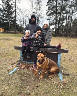 Lenka Zahradnická Instagram - Všechno na poslední chvíli…
Vidím kolem ty PFky a dostávám se do tlaku.
To bych přeci taky měla, nějakou krásnou rodinnou fotku a chytrý poslání…
Tak už jen nás všechny dostat před foťák je takřka nadlidský výkon, ukočírovat děti a psa a motivovat je nějak se tvářit je nemožné:-).
Vše musí být super rychlá akce, páč v houfu vydržíme maximálně 15 vteřin než se to rozpadne…
A napsat něco hlubokého, moudrého a oduševnělého jsem vzdala už dávno.
Takže všem hlavně zdraví, mír, lásku, pochopení a otevřené oči! 
Tohle jsou mé pilíře štěstí.
Zdraví, rodina, přátelství a pokora.
PF 2024
#2024 #rodina # štěstí #zdravi #laska