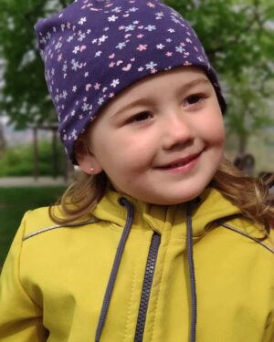 Lenka Zahradnická Instagram - Další milník za námi. 
Náušnice. 
Čekali jsme až holky vyřknou přání, že chtějí náušnice. 
Nenechávali jsme jim ouška píchat jako miminkům, protože se mi ta miminka s náušnicema vždycky připadala nějaká větší s něčím nepatřičným-pouze můj názor- chtěla jsem, aby si holky rozhodly samy kdy se na to cítí..... 
A v pátek to vypuklo.
Rozhodla se Jasmínka. 
Protože půjde do školy, protože už je prý velká a zvládne to, protože je jediná ze školky, která je bez nich....
A Jovanka alias "slečna taky"musí dělat všechno jako starší ségra.... 
Byly statečné nebo se alespoň snažily. 
My to s tátou vlastně trochu obrečeli, protože jsou s nima zase nějaký větší.... 
A bude hůř. 
Už budeme asi jenom brečet táto... :-) 
#velkyholky #samyserozhodly #nausnice
#slecny #plac #dojeti #abudehůř