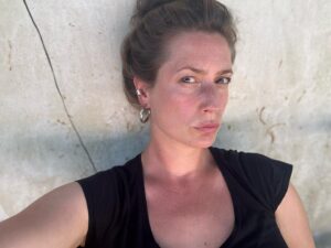 Lenka Zahradnická Instagram - Mé chalupářské já.
Mé svobodné já.
Bez líčidel, bez filtrů, v roztrhanym tričku, mikinách po bráchách a vlasama v drcanu.
Učesaná neučesaná, rukama od hlíny a zásadně bosa.
Tady se tvářím lehce dramaticky, ale to jen proto, že sem zrovna slezla ze slunce a vydejchávám to:-).
Život na venkově je krásný.
Tempo jiné a i tak zrychlený člověk jako jsem já tu získává relativně normální tempo:-)
#prazdninynachalupe #castuplynejinak #vesnice