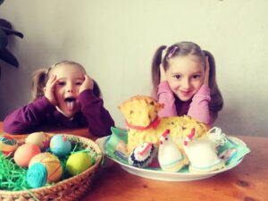 Lenka Zahradnická Instagram - Veselé Velikonoce! 
Znova jsem se přesvědčila, že snaha přesvědčit děti k něčemu, co se jim nechce je čirý nesmysl. 
Holky, pojďte, vyfotím Vás babičkám na Velikonoce s tím beránkem. 
A začala anarchie:-). 
Kdybych držela tlamu, tak vše proběhne bez povšimnutí a přirozeně, ale jakmile to člověk vysloví..... 
A nebyla jsem jiná:-). 
A víte co, stejně tyhle fotky, miluju nejvíc. Jsou totiž autentické, živé, neopakovatelné a vždycky, když se na ně člověk podívá, musí se usmívat. 
Momentky miluju! 
A ty svoje holky taky! 
#monentky #velikonoce #tradice #chalupa