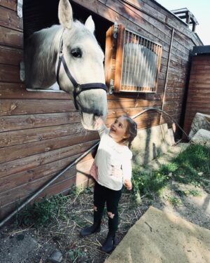 Lenka Zahradnická Instagram - Jovanka a její láska ke koním.
Ve dvou letech poprvé seděla na koni a od té doby měla absolutně jasno.
Nezapomenu jak si sedla a z toho malého ďáblíka se stala absolutně klidná, tichá, soustředěná a šťastná holčička.
Byla tam tak uvolněná, že člověk měl pocit jako by jezdila každý den.
Od té chvíle jediné, co jí zajímalo byli koně. 
Panenky, stavebnice, auta, garáže, lego mohlo zmizet.
Jedině koně a jezdkyně.
Každý čtvrtek chodí na voltiž-krasojízda.
Je to středobod týdne.
Jako upřímně, když na něm ve třech letech klečela, nedržela se, postavila se a absolutně v klidu cválala, myslela sem, že seženu stresem tu stáj.
Ona byla ale absolutně klidná a šťastná.
Říká, že je koňařka a v létě půjde kydat hnůj a čistit kopyta. 
A že nemusím mít strach, že už je velká a že si s nima povídá a nikdy jí neublíží.
Jo, jsem pyšná a jen čumím….
#jovanka #laskakekonim #miluje #velkaholka