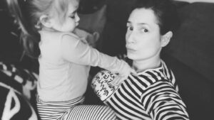 Lenka Zahradnická Instagram - Jak já se těšila, až po mně bude zase skákat, štípat, kousat přetlakem a šťastně běhat dokolečka, když se jí něco povede. 
A ani ta neustálá snaha najít moje prsa a jakkoliv je použít mě tentokrát vůbec neštvala:-). 
Jovanka je z hadrové panenky zase zpět a já pevně doufám, že se od nás všechny bacily a viry budou nějakou dobu držet zase ve víc než uctivé vzdálenosti! 
Tak hlavně to zdraví! Všem. 
#jovanka #nemoc #vsechnybacilypryc #nadlouhoudobu #doufam