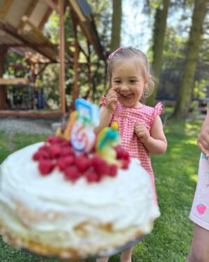 Lenka Zahradnická Instagram - Jovanko, děkujeme za Tebe!
Jsi světlo v nejtemnějším tunelu.
Když se směješ tak naplno, když máš vztek, tak ty erupce cítí i na druhém konci republiky. 
Děláš všechno prostě na tisíc procent, protože jinak to pro Tebe postrádá význam.
Život s Tebou je překrásná jízda plná překvapení a nečekaných zvratů. 
Nuda je něco, co opravdu neznáme.
Buď hlavně zdravá, buď pořád tak šťastná a nikdy neztrať samu sebe. 
Je nám ctí ti být průvodci i když často nevím kdo koho tady vlastně vodí:-).
Veselý porod a vesele dítě. 
Alespoň u nás to zafungovalo a nebo za to může ten rajskej plyn?
Milujeme Tě holčičko. 
Máma a táta.
#3 #narozeniny
