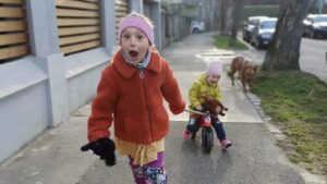 Lenka Zahradnická Instagram - Letí to.... 
Naše tradiční cesty do školky už jen chvilku. 
Příští týden zápis do školy. 
Furt to nejsem nějak schopná pobrat..... 
Za prvý fakt, že to tak strašně uteklo a za druhý fakt, že si nemůžete jen tak vybrat školu, kam svý dítě dáte. 
To mě třeba slušně překvapilo. 
Jsou spádové ulice a pokud chcete jinam, tak můžete, ale losuje se z klobouku. 
Je to slušnej stres přátelé, ale vše bude tak jak má být. 
Věřím ve skvělou paní učitelku a kámoše ve třídě na celý život. 
Tak jak jsem to měla já s @adela_jak . 
My jsme si zůstaly celoživotně! 
Tak zápisu zdar správou nohou děťátka. 
A rodičové pevné nervy! 
#budouciskolacka #mojenervy #novaetapa #skola #drztese