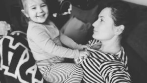 Lenka Zahradnická Instagram - Jak já se těšila, až po mně bude zase skákat, štípat, kousat přetlakem a šťastně běhat dokolečka, když se jí něco povede. 
A ani ta neustálá snaha najít moje prsa a jakkoliv je použít mě tentokrát vůbec neštvala:-). 
Jovanka je z hadrové panenky zase zpět a já pevně doufám, že se od nás všechny bacily a viry budou nějakou dobu držet zase ve víc než uctivé vzdálenosti! 
Tak hlavně to zdraví! Všem. 
#jovanka #nemoc #vsechnybacilypryc #nadlouhoudobu #doufam