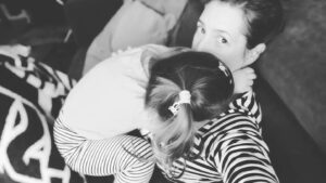 Lenka Zahradnická Instagram - Jak já se těšila, až po mně bude zase skákat, štípat, kousat přetlakem a šťastně běhat dokolečka, když se jí něco povede. 
A ani ta neustálá snaha najít moje prsa a jakkoliv je použít mě tentokrát vůbec neštvala:-). 
Jovanka je z hadrové panenky zase zpět a já pevně doufám, že se od nás všechny bacily a viry budou nějakou dobu držet zase ve víc než uctivé vzdálenosti! 
Tak hlavně to zdraví! Všem. 
#jovanka #nemoc #vsechnybacilypryc #nadlouhoudobu #doufam