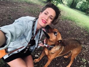 Lenka Zahradnická Instagram - Františko, 
dlouho jsem si tady nevylívala srdíčko-a dobře, že neumíš číst, protože tyhle patetický dojímavý kecy vyloženě nesnášíš.
Často na Tebe koukám, přehnaně Tě pozoruju, protože se prostě nedokážu smířit tak nějak s faktem, že mi stárneš.
Jsou dny, kdy vypadáš na šest a energii máš na dva a pak dny, kdy jsi fakt babička, kterou prostě tu a tam něco bolí.
Když Tě okřikuju nebo jsem nepříjemná, protože občas kníkáš, tak je to jen strachem o Tebe.
Nevím si s tím rady a pustit tuhle emoci je v tu chvíli nejsnazší i když rozhodně ne nejlepší.
Jsi mé lepší já.
Jsi má součást, bez které nejsem úplná.
Jsi učitelka trpělivosti, pokory a bezpodmínečné lásky.
Jsi nejlepší fena v celém vesmíru.
Jsi krásná, hodná a vyjímečná.
Kvůli našemu bezpečí bys kdykoliv položila život bez jediného zaváhání.
Mám velké neskromné přání.
Buď tu s náma ještě strašně moc let ve zdraví a s radostí.
Budeš zase muset dělat tomu miminu chůvu, protože lepší neexistuje a víš jak často já ztratím nervy.
Tak sorry, že na klidný důchod můžeš zapomenout, ale jelikož jsi dost jako já, tak nenávidíš nudu a slibuju, že ta Tě opravdu nečeká:-).
Lásko chlupatá, díky za Tebe!
#frantiska #vyznani #nejlepsifena
