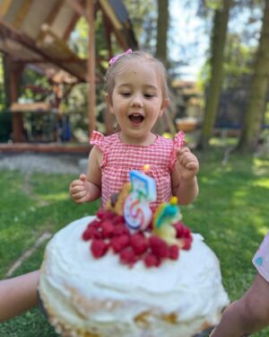 Lenka Zahradnická Instagram - Jovanko, děkujeme za Tebe!
Jsi světlo v nejtemnějším tunelu.
Když se směješ tak naplno, když máš vztek, tak ty erupce cítí i na druhém konci republiky. 
Děláš všechno prostě na tisíc procent, protože jinak to pro Tebe postrádá význam.
Život s Tebou je překrásná jízda plná překvapení a nečekaných zvratů. 
Nuda je něco, co opravdu neznáme.
Buď hlavně zdravá, buď pořád tak šťastná a nikdy neztrať samu sebe. 
Je nám ctí ti být průvodci i když často nevím kdo koho tady vlastně vodí:-).
Veselý porod a vesele dítě. 
Alespoň u nás to zafungovalo a nebo za to může ten rajskej plyn?
Milujeme Tě holčičko. 
Máma a táta.
#3 #narozeniny