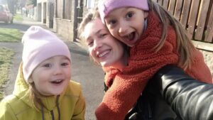 Lenka Zahradnická Instagram - Letí to.... 
Naše tradiční cesty do školky už jen chvilku. 
Příští týden zápis do školy. 
Furt to nejsem nějak schopná pobrat..... 
Za prvý fakt, že to tak strašně uteklo a za druhý fakt, že si nemůžete jen tak vybrat školu, kam svý dítě dáte. 
To mě třeba slušně překvapilo. 
Jsou spádové ulice a pokud chcete jinam, tak můžete, ale losuje se z klobouku. 
Je to slušnej stres přátelé, ale vše bude tak jak má být. 
Věřím ve skvělou paní učitelku a kámoše ve třídě na celý život. 
Tak jak jsem to měla já s @adela_jak . 
My jsme si zůstaly celoživotně! 
Tak zápisu zdar správou nohou děťátka. 
A rodičové pevné nervy! 
#budouciskolacka #mojenervy #novaetapa #skola #drztese