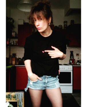 Lenka Zahradnická Instagram - Pozdě, ale přece. 
Jako vždycky. 
Všem že srdce děkuji za přání k narozeninám. 
Moc si toho vážím. 
Cítím se pořád stejně. 
Někdy na 25, někdy 72 a někdy na 15.
Záleží jak se vyspím, jestli jsem stihla jít na jógu nebo si zacvičit, protože podle toho bolí víc či míň záda, jestli jsem se viděla s přáteli...... 
Mám velké přání. 
Zdraví - bez toho se nehnu, věčně mladou duši a čerty v očích, spokojenou a šťastnou rodinu a vždy srdce na pravém místě. 
Narodit se na den dětí člověka předurčuje k tomu si ze sebe umět udělat srandu a nebrat vše fatálně. 
Tak trochu s dětskou lehkostí. 
A to si přeju nikdy neztratit, protože se s tím žije mnohem líp. 
Děkuju
#narozeniny #vdecnost #dekuju #hlavnetozdravi