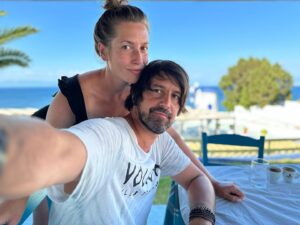Lenka Zahradnická Instagram - Nezapomněla jsem, jen jsme si na toho 21.8.naložili nějak moc akcí najednou….
To máte narozeniny jedné dcery, svátek druhé dcery a taky rok od svatby.
Letí to. Ale s Tebou to letí tak nějak stabilně, že i já, co se dost bojím lítat se cítím v bezpečí.
Jasně bez občasný turbulence by to byla nuda, ale nemusí být pořád.
Děkuju, že můžu být Tvou ženou.
Je skvělý vědět, že na nic nejsi sám, že se mám o koho opřít, s kým se smát i na koho občas flusnout svojí náladu…..
Miluju Tě. 
Tvá žena.
#rokodsvatby #nejlepsilet #manzel #manzelka #rodina