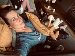 Lenka Zahradnická Instagram - Pátek!
S dětma a pojďme si přiznat i s věkem, dostal tenhle den zcela nový rozměr.
V 16-ti to byla touha vystřelit za kamarádama kamkoliv a vyhádat co nejdelší příchod domů. 
Rebelsky si cucnout houby a mít pocit, že mi patří svět.
Ve 24-ti už byl pátek den, který vzhledem ke studiu na DAMU splýval s ostatními. 
Co je za den bylo celkem jedno. Debaty o životě, svobodě a umění se vedly všechny dny v týdnu.
Po 30-ti to začalo bolet, ale pořád to ještě šlo.
A teď?
Pátek je svátek. 
Den, kdy vím, že  další ráno nemusím vstávat jako šílenec a v rámci stihnutí povinné školní docházky zapnout pohon “turbomatka”,páč jinak jste bez šance.
Nebo nevím jak ostatní mámy, ale já si opravdu sednu poprvé tak v deset večer a to rovnou začnu usínat.
Pátek po škole není už žádný kroužek. 
Nemusí se dělat úkoly. 
Nemusí se chvíli nic.
A tak si pustíme s holkama beztrestně film, cpeme se a je to absolutní blaho. 
A večer? 
Značka ideál jsou spící děti, župan, teplý fusekle, spousta jídla, deci vína, muž a film.
Představa párty a pozdního příchodu domů mě vyloženě děsí.
Když mi říkali, že se mi to jednou stane, smála jsem se.
Teď se směju, protože měli víc než pravdu:-).
A co děláte v pátek vy?
Já sbírám prostě sílu na další týden:-).

Mimochodem, ty kruhy pod očima mi tam někdo domaloval, páč jinak si to teda nedovedu vůbec vysvětlit….:-).
#patecek