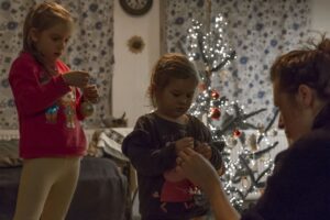 Lenka Zahradnická Instagram - Bylo to náročný, ale bylo to krásný. 
Ostatně jako všechno s dětma. 
Nic není nikdy podle toho, jak si člověk v hlavě představí. 
Ale ty jiskry v očích, ta radost, to těšení.... Na to nic na světě nemá! 
#vanocesdetma