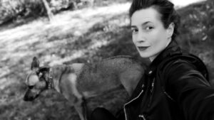 Lenka Zahradnická Instagram - My dvě. 
Nerozlučná dvojice. 
Léňa a Fáňa prostě vždycky všude spolu. 
A pak se začne sypat zdraví.... 
Anketa ukázala, že 97 % z Vás zajímá Fanynky příběh a tak pojďme vyprávět.... 
Začalo to drbáním, kousáním tlapek, nervozitou, až se přišlo na opravdu špatné vidění a v jistých úhlech i slepotu. 
Proběhla léčba antibiotiky, kortikoidy, bylinkami, doplňky stravy, ale ve finále bez zásadního efektu. 
Kortikoidy Františka dobře nesnášela, byla unavená, nafouklá, každé tři hodiny chodila čůrat a prostě jsem viděla, že jí to nedělá vůbec dobře. 
Postupně jsme je vysadily - samozřejmě po konzultaci s veterinářem a Františka se zdála být lepší. 
Odfoukla se, přestala žrát úplně vše co "uviděla"- pardon, černý humor musí být - a celkově se mi psychicky a fyzicky tak nějak vrátila zpět. 
Stav je nyní takový, že po krevních rozborech se ukázaly hraniční hodnoty ledvin, jater a prokázaná silná alergie. 
A teď k tomu novému začátku! 
Spojila jsem se s paní Hankou z @krmimmasem.cz, kterou příběh Františky moc zaujal a nabídla mi, jestli bych nechtěla vyzkoušet barf a tím Františce pomoct. 
Mluvily jsme spolu asi hodinu, vše probraly, poslala jsem krevní rozbory a na míru Františce sestavila stravu. 
Ochota, zájem, profesionalita a obrovská naděje na zlepšení. 
Řekly jsme si, že to zkusíme a já Vám budu podávat hlášení, jak to s ní vypadá po týdnech a měsících. 
V úterý začínáme! 
Správná strava umí zázraky a já pro tu svojí spřízněnou duši, chci to nejlepší! 
Udělám všechno, aby byla zdravá a kráčely jsme spolu ještě mnoho let! 
Věřím, že tahle pohádka bude mít šťastný konec! 
#vutetyvyplouvame #stravacestakezdravi #krmimmasem #spoluprace #laska #frantiska #zivotsepsem #barf @krmimmasem.cz