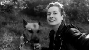 Lenka Zahradnická Instagram - My dvě. 
Nerozlučná dvojice. 
Léňa a Fáňa prostě vždycky všude spolu. 
A pak se začne sypat zdraví.... 
Anketa ukázala, že 97 % z Vás zajímá Fanynky příběh a tak pojďme vyprávět.... 
Začalo to drbáním, kousáním tlapek, nervozitou, až se přišlo na opravdu špatné vidění a v jistých úhlech i slepotu. 
Proběhla léčba antibiotiky, kortikoidy, bylinkami, doplňky stravy, ale ve finále bez zásadního efektu. 
Kortikoidy Františka dobře nesnášela, byla unavená, nafouklá, každé tři hodiny chodila čůrat a prostě jsem viděla, že jí to nedělá vůbec dobře. 
Postupně jsme je vysadily - samozřejmě po konzultaci s veterinářem a Františka se zdála být lepší. 
Odfoukla se, přestala žrát úplně vše co "uviděla"- pardon, černý humor musí být - a celkově se mi psychicky a fyzicky tak nějak vrátila zpět. 
Stav je nyní takový, že po krevních rozborech se ukázaly hraniční hodnoty ledvin, jater a prokázaná silná alergie. 
A teď k tomu novému začátku! 
Spojila jsem se s paní Hankou z @krmimmasem.cz, kterou příběh Františky moc zaujal a nabídla mi, jestli bych nechtěla vyzkoušet barf a tím Františce pomoct. 
Mluvily jsme spolu asi hodinu, vše probraly, poslala jsem krevní rozbory a na míru Františce sestavila stravu. 
Ochota, zájem, profesionalita a obrovská naděje na zlepšení. 
Řekly jsme si, že to zkusíme a já Vám budu podávat hlášení, jak to s ní vypadá po týdnech a měsících. 
V úterý začínáme! 
Správná strava umí zázraky a já pro tu svojí spřízněnou duši, chci to nejlepší! 
Udělám všechno, aby byla zdravá a kráčely jsme spolu ještě mnoho let! 
Věřím, že tahle pohádka bude mít šťastný konec! 
#vutetyvyplouvame #stravacestakezdravi #krmimmasem #spoluprace #laska #frantiska #zivotsepsem #barf @krmimmasem.cz