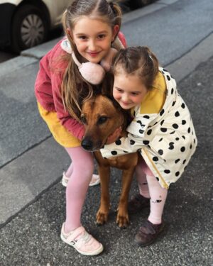 Lenka Zahradnická Instagram - Naše holčičí instantní štěstí!
Spolu všude a vždycky.
Vždycky nahlas, většinou řehtají, štěkají a běží.
To je takový poznávací znamení.
Občas po sobě ječej, pak ječí i matka zezadu a žehlí to Františka, která se snaží situaci uklidnit:-).
Nahlas, spolu, v tempu a zvesela. 
To je náš “zřejmě slušnej oddíl”.
Holky sobě!
#nasdreamteam #holkysobe #jasmina #jovanka #frantiska