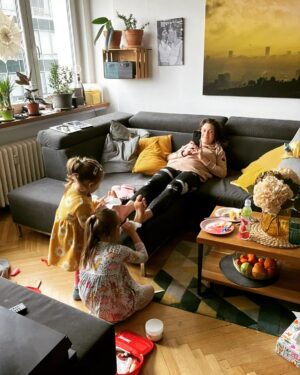 Lenka Zahradnická Instagram - Prostě si to musíš umět zařídit. 
A teď trochu reality. 
Téhle kráse předcházel sobotní budíček po šesté ráno, pár záchvatů po cestě na nákup, tisíce dotazů, kdy už bude mňam mňam se sušenkou v ruce, skoky z matky zad až na zem kotoulem - divím se že žiju já i děti a taky hra na lékařky. 
Ta je vždycky ošemetná, páč většinou dost bolí. 
Vůbec nechápu, jak je možné, že  v dětském lékařském kufříku se objeví cosi jako skalpel a není úplně tupý!!!! 
Takže mi vyřezávaly cosi na chodidlech a čím víc jsem ječela, tím víc se smály. 
Ne, krev netekla, ale rekonvalescence pacienta je nutná. 
Masáž umí perfektně. 
Obě. 
Bohužel je mučení matky baví mnohem dýl, než matky slastné chrochtání. 
Ale na tom taky ještě zamakáme:-). 

 A @sarka.kubik , příště jdeš na chirurgii k MUDr. Vzteklé ty! :-) 

#hry #nadoktora #rehabilitacenutna #jakysitoudelastakovytomas #kdyzjemilujesnenicoresit#segry #matka #materstviobcasboli