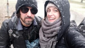 Lenka Zahradnická Instagram - Ten příběh začal na Ježíška. 
Bez předchozích debat, domluv či něčeho podobného jsme si dali úplně to samé. 
Víkend v Budapešti. 
Už to je samo o sobě znamení:-). 
Sehnat hlídání, najít vhodný termín, koupit jízdenky a jedeš.... 
Zažili jsme za ty dva dny tolik věcí, že mám pocit, že jsme byli pryč týden. 
Znovu jsem se zamilovala, zjistila jsem, že mám vedle sebe muže, který zařídí úplně všechno a že se spolu i po těch letech a dvou dětech umíme smát až nám tečou slzy! 
Byla to důležitá cesta. 
Byla, protože v běžném provozu s dětma  a prací na nás dva moc čas nezbývá. 
Pořád řešíme děti, práci, ladíme diáře kvůli provozním věcem a pak často odpadneme, aniž bych si řekli jak se vlastně máme. 
Vím, že je to normální a má to tak většina lidí s dětmi. 
Je ale božsky osvěžující z toho občas vypadnout, nadechnout se a zjistit, že jste si fakt vybrala správně. 
Vřele doporučuju. 
Naše svatební cesta do Jiljí se osvědčila a rozhodně bude mít pokračování. 
Květen je náš a bude to bomba! 
Táto, to jsme si zase užili světa, co? :-) 
#spolu #svatebnicestadojilji #muz #zena #manzele #vylet #nadechnoutse