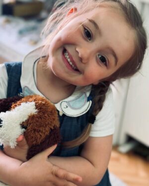 Lenka Zahradnická Instagram - Jestli je někdo totálním ztělesněním anděla s ďáblem v těle….je to tenhle malej velkej člověk.
Já vím, ze se tu furt rozplývám nad svýma dětma, ale za prvý si myslím, že to dělá úplně každej, za druhý jsem těhotná a za třetí je to totální pravda.
Takže koho mé výlevy štvou, rovnou to preskočte.
Jovanka je nespoutaná dělová koule s hodně širokým rozptylem.
Kam se jí byť kousek dostane je nakažen.
Nakažen nekonečnou energií, pozitivismem, trochu bláznovstvím, totálním smyslem pro spravedlnost a taky obří chuťí k jídlu.
Kam vejde, tak dřív nebo později se i ten největší morous začne usmívat.
Taky je brutálně tvrdohlavá, neústupná, nezastavitelná a je jí všude plno.
Všechno na světě dělá na tisíc procent, spánek je přežitek a život se má žít na plný koule a ne se furt něčeho bát.
Holčičko moje, nenech si tohle nikdy nikým vzít!
Je to naše amazonka.
#jovanka #druhorozená #andelsdablemvtele #energetickakoule #kdyzjimilujesnenicoresit