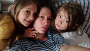 Lenka Zahradnická Instagram - Vždycky jsem byla přesvědčená, že až jednou budu mít dítě, bude to spíš kluk než holka. 
Když jsem čekala svou první dceru, všichni - včetně mně - říkali, že je to jasnej kluk. 
A hle Jasmínka! 
Holka jak vyšitá, mrkací panenka s mandlovýma očima a vlasama, který by mohla rozdávat nebo dát alespoň část své matce. :-). 
Něžná, divoká, nespoutaná, citlivá a absolutně si vědoma svých půvabů. 
Druhá dcera byla povětšinou taky tipovaná na kluka. 
Ovšem my už jsme věděli, že se blíží další holka do party. 
Jovanka. 
Holka indiánka. Ničeho se nebojí. Do všeho jde na tisíc procent. 
Miluje lidi, jídlo a koně. 
Když se zlobí, ví to i na jiném kontinentu, protože je to vždy velký. 
A krásná je nesmírně, ale zatím jsou jí její půvaby dost u zadku. 
A já jsem za ten náš dívčí gang strašně šťastná. 
Ale myslím, že ty pravý zkoušky nás teprve budou čekat. 
Dívčí kruhy v pubertě!!!! 
To bude hodně výživné. 
Vydá to asi tak za sto kluků..... 
Ty ženský vztahy, to je vždycky velký. 
A táto, Tobě přeju pevné nervy, protože náš mix genů bude velká hitparáda:-). 
#holkysobe #tatovyholky #dvedcery #divcigang #kouknisejimdoociajsiztracen #kdyzjemilujesnenicoresit